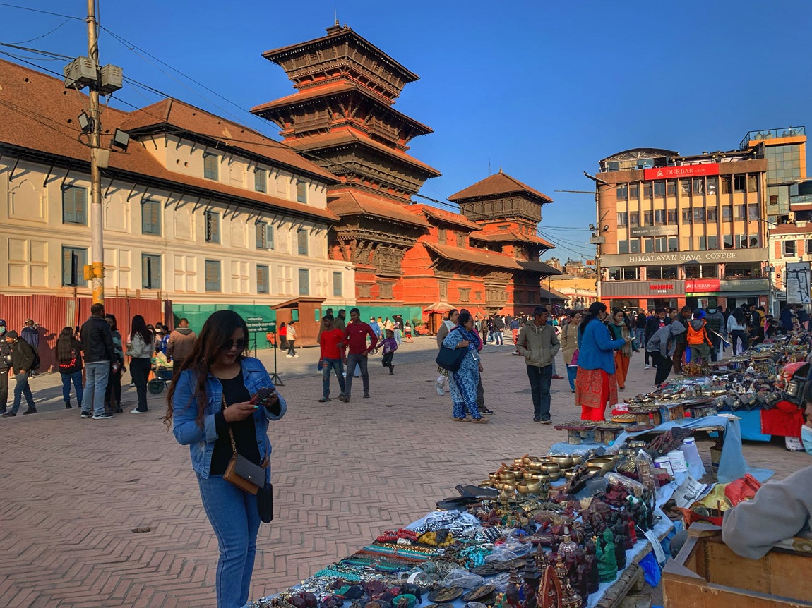 ललितपुरको कुपन्डोलमा साइकलको टायर गुडाउँदै बालबालिका। तस्बिरः नवीनबाबु गुरूङ/सेतोपाटी