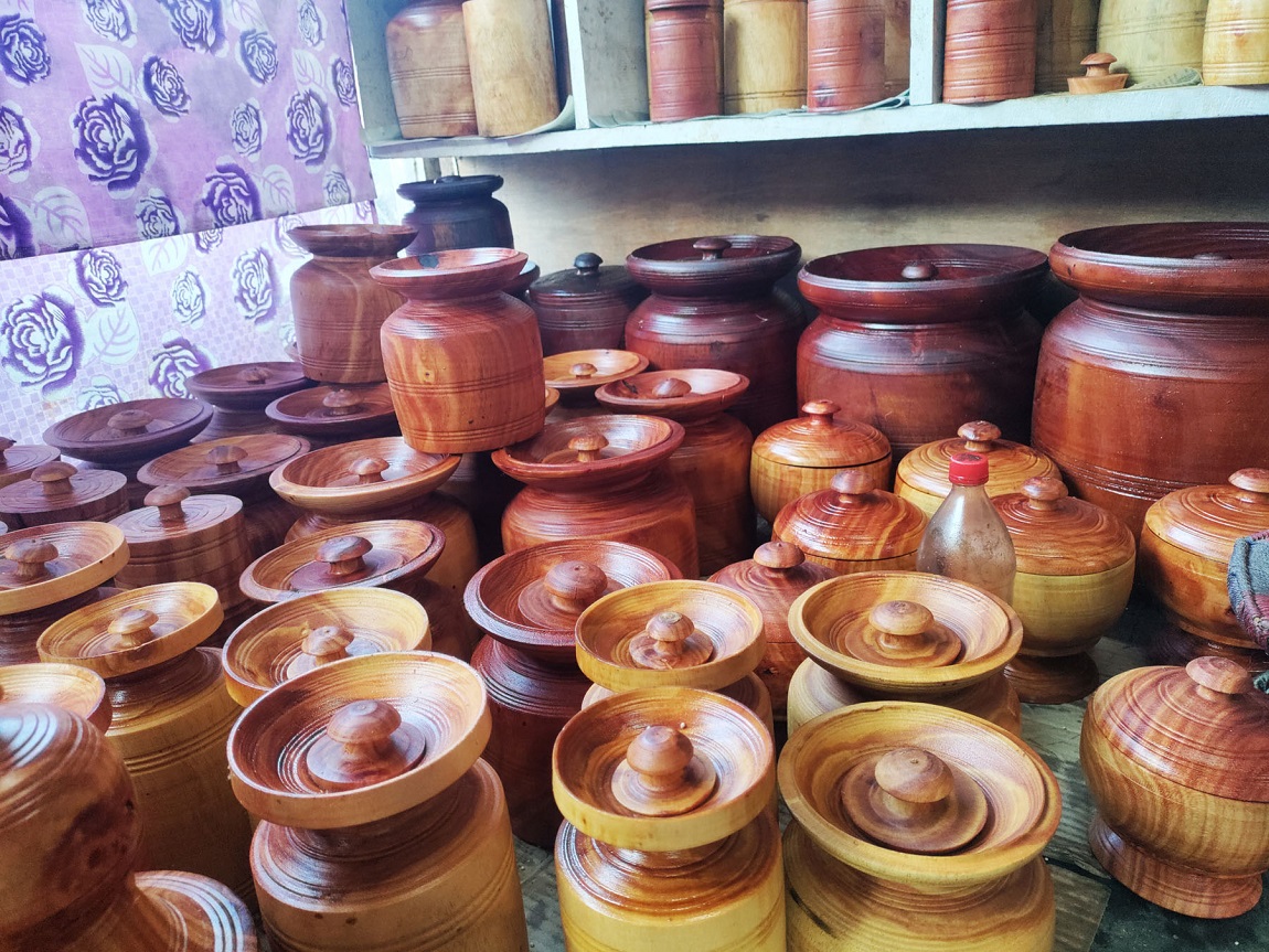ललितपुरको कुपण्डोलस्थित एक सार्वजनिक पार्कमा रंग लगाउँदै एक कामदार। तस्वीर : नवीनबाबु गुरूङ/ सेतोपाटी