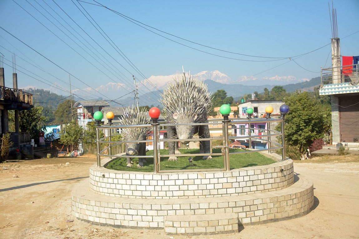 प्रधानन्यायाधीश चोलेन्द्रशमशेर राणाविरूद्ध लागेको महाअभियोग निष्क्रिय भएको भन्दै संसद सचिवालयले पत्र पठाएपछि अदालतमा हाजिर हुन लागेका राणालाई रोक्न सर्वोच्च परिसरमा भेला भएका कानुन व्यवसायीहरू। तस्बिरः निशा भण्डारी/सेतोपाटी