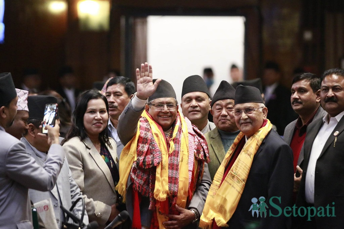महाराजगन्जस्थित टिचिङ अस्पतालमा पुगी यती एयरलाइन्सको जहाज दुर्घटनामा परेर ज्यान गुमाएका यात्रुका परिवारसँग भेट गर्दै प्रधानमन्त्री पुष्पकमल दाहाल 'प्रचण्ड'।  प्रधानमन्त्रीले बिहिबार शव पहिचानको स्थितिबारे जानकारी लिँदै शव पहिचानको काम छिटो गर्न, पहिचान वैज्ञानिक बनाउन र छिटो परिवारलाई हस्तान्तरण गर्न पनि भनेका छन्। तस्बिरः प्रधानमन्त्रीको सचिवालय