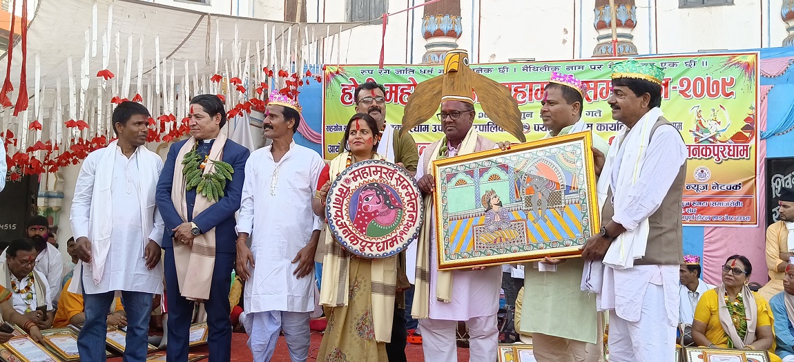 बालुवाटारमा आज भएको बैठकपछि सामूहिक तस्बिर खिचाउँदै माओवादी धारका ८ दलका नेताहरू। तस्बिर: प्रधानमन्त्रीको सचिवालय।