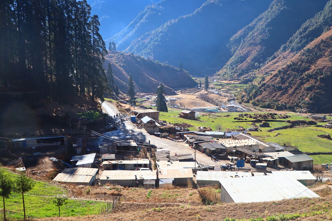 महाराजगन्जस्थित टिचिङ अस्पतालमा पुगी यती एयरलाइन्सको जहाज दुर्घटनामा परेर ज्यान गुमाएका यात्रुका परिवारसँग भेट गर्दै प्रधानमन्त्री पुष्पकमल दाहाल 'प्रचण्ड'।  प्रधानमन्त्रीले बिहिबार शव पहिचानको स्थितिबारे जानकारी लिँदै शव पहिचानको काम छिटो गर्न, पहिचान वैज्ञानिक बनाउन र छिटो परिवारलाई हस्तान्तरण गर्न पनि भनेका छन्। तस्बिरः प्रधानमन्त्रीको सचिवालय