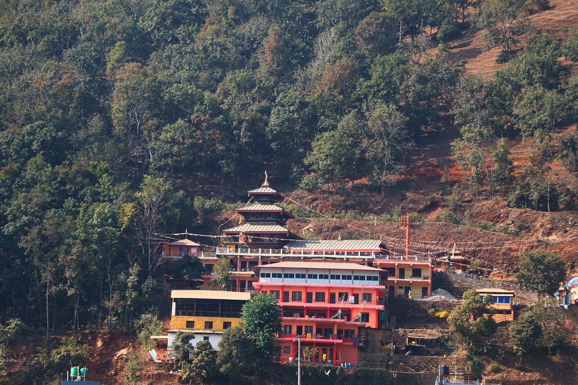 सिन्धुलीको कमलामाई नगरपालिका–४ मल्लगाउँमा हालैमात्र सञ्चालनमा आएको बुलबुले कटेज। स्थानीय स्रोतसाधन (बाँस र फुस) को प्रयोग गरी बनाइएका कलात्मक संरचना र यहाँको रमणीय वातावरणले सबैलाई मोहित बनाउँछ। तस्बिर: राधिका बुढाथोकी/रासस