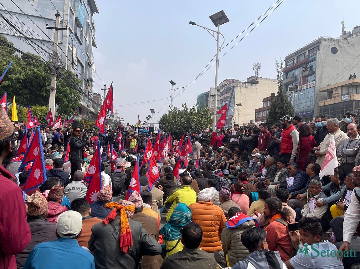 कपिलवस्तुको रमणिय जगदिशपुर ताल नजिकैको जगदिशपुर गाउँमा सञ्चालित थारु सामुदायिक होमस्टेका सञ्चालकहरु आफ्नो जातीय पहिरनमा। पाँच वर्ष अगाडिदेखि सञ्चालित जगदिशपुर जलाशय थारु सामुदायिक होमस्टेका १३ घरमा पाहुना राखिन्छ। यहाँ एकै पटक २७ जना बास बस्न सक्छन्। सामुदायिक होमस्टेका अध्यक्ष अनिल चौधरीकाअनुसार अट्याच बाथरुमसहित डबल बेड भएको कोठाको चार सय रुपैयाँ पर्छ भने सादा खानाको एक सय पचास रुपैयाँ। तस्बिरः सेतोपाटी
