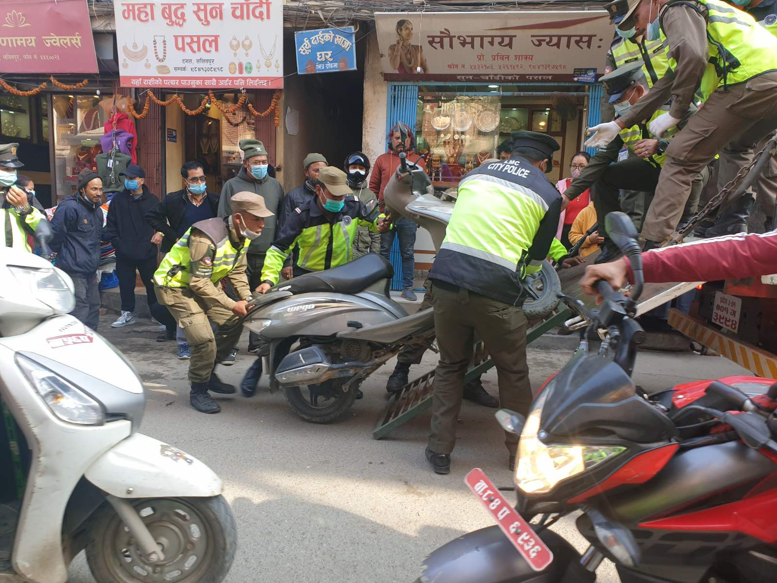 ललितपुरमा अनधिकृत पार्किङ गर्नेलाई नगर प्रहरीले फिल्डमै जरीवाना तिराउने