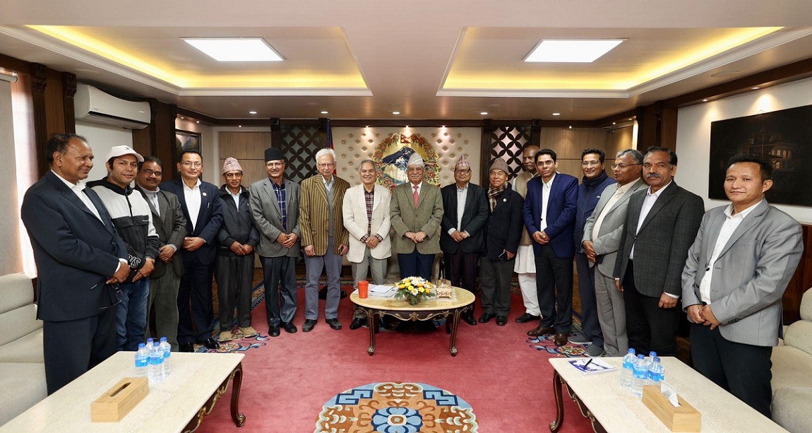 बालुवाटारमा आज भएको बैठकपछि सामूहिक तस्बिर खिचाउँदै माओवादी धारका ८ दलका नेताहरू। तस्बिर: प्रधानमन्त्रीको सचिवालय।