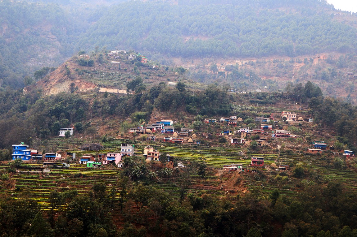 ललितपुरको कुपन्डोलमा साइकलको टायर गुडाउँदै बालबालिका। तस्बिरः नवीनबाबु गुरूङ/सेतोपाटी