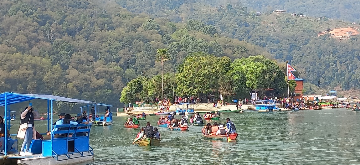 जनकपुर उपमहानगरपालिका वडा नं. १ र १६ जोड्ने पुलचोकस्थित नयाँ पुल निर्माण गर्नका लागि जीर्ण अवस्थामा रहेको ३७ वर्ष पुरानो पुल डोजरले भत्काउँदै। तस्बिरः चन्द्रदेव साह / रासस