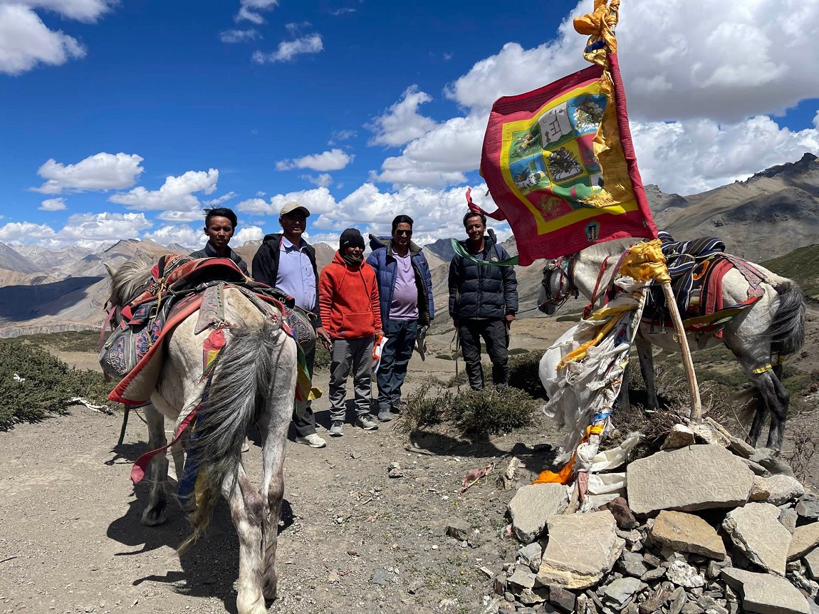 महाराजगन्जस्थित टिचिङ अस्पतालमा पुगी यती एयरलाइन्सको जहाज दुर्घटनामा परेर ज्यान गुमाएका यात्रुका परिवारसँग भेट गर्दै प्रधानमन्त्री पुष्पकमल दाहाल 'प्रचण्ड'।  प्रधानमन्त्रीले बिहिबार शव पहिचानको स्थितिबारे जानकारी लिँदै शव पहिचानको काम छिटो गर्न, पहिचान वैज्ञानिक बनाउन र छिटो परिवारलाई हस्तान्तरण गर्न पनि भनेका छन्। तस्बिरः प्रधानमन्त्रीको सचिवालय