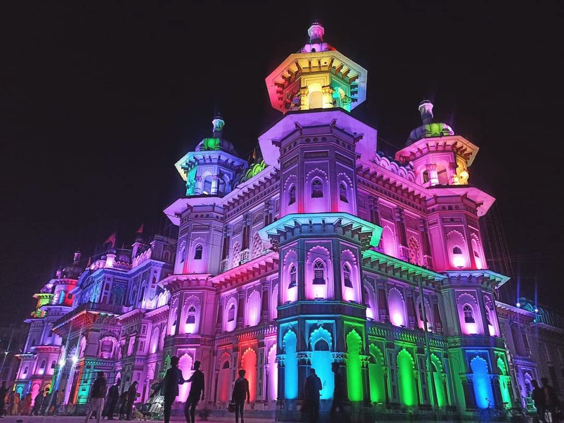 थापाथलीको पुलबाट देखिएको काठमाडौं र ललितपुर छुट्याउने बागमती नदीको दुई किनार। तस्बिरः निशा भण्डारी/सेतोपाटी