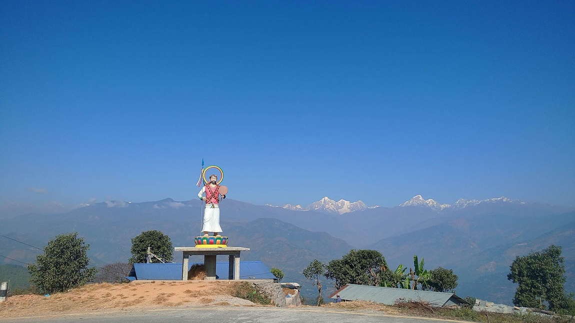 धनगढीमा जिल्ला प्रशासन कार्यालयको निषेधाज्ञा तोडेर विद्यार्थीहरू प्रदर्शनमा उत्रिएपछि स्थिति तनावग्रस्त बनेको छ। विद्यार्थीहरूले नाराबाजी गर्दै विरोध प्रदर्शन गरेका हुन्। तस्बिर: सविता बुढा