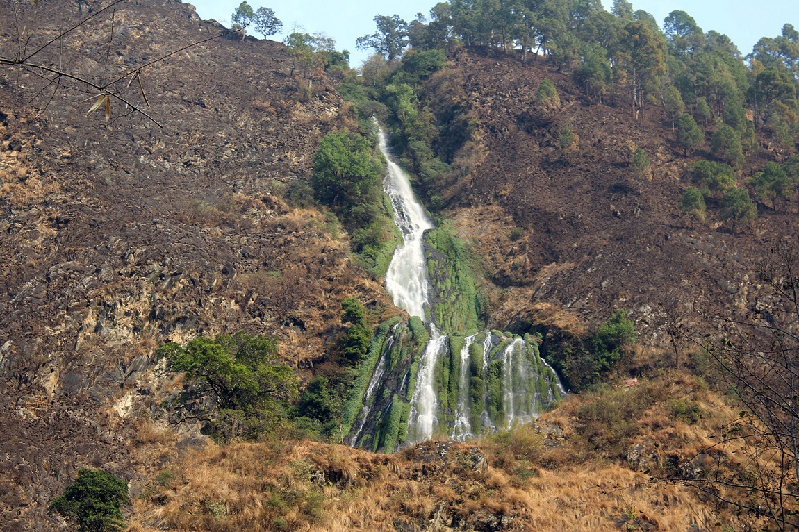 बालुवाटारमा आज भएको बैठकपछि सामूहिक तस्बिर खिचाउँदै माओवादी धारका ८ दलका नेताहरू। तस्बिर: प्रधानमन्त्रीको सचिवालय।