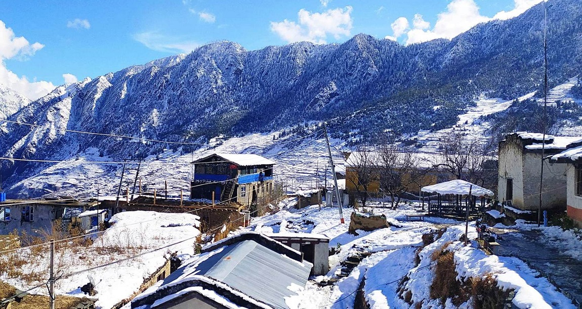 जुम्लाको चन्दननाथ नगरपालिका–५ स्थित कालेखोलीमा हिउँमा खेल्दै बालबालिका। तस्बिरः शुरबहादुर सिंह/रासस