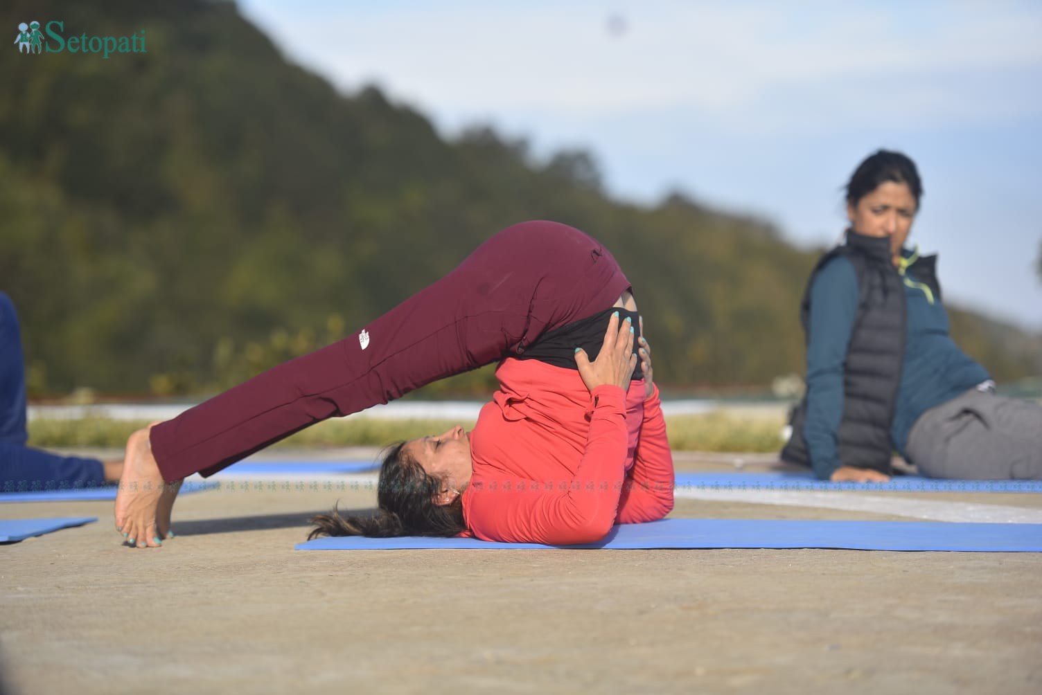 शनिबार चन्द्रागिरिमा रामदेवलेआयोजना गरेको योग प्रशिक्षणमा सहभागी हुँदै सहभागी। तस्बिर: निशा भण्डारी।