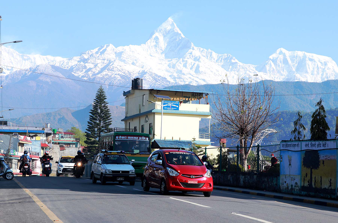 बालुवाटारमा सत्ता गठबन्धनको बैठक बसेको छ। आज अपराह्न बसेको बैठकमा नेकपा माओवादी केन्द्रका अध्यक्षसमेत रहेका प्रधानमन्त्री पुष्पकमल दाहाल प्रचण्ड, नेपाली कांग्रेसका सभापति शेरबहादुर देउवालगायत सत्ता गठबन्धन दलका शीर्ष नेता सहभागी छन्। तस्बिर: प्रधानमन्त्रीको सचिवालय