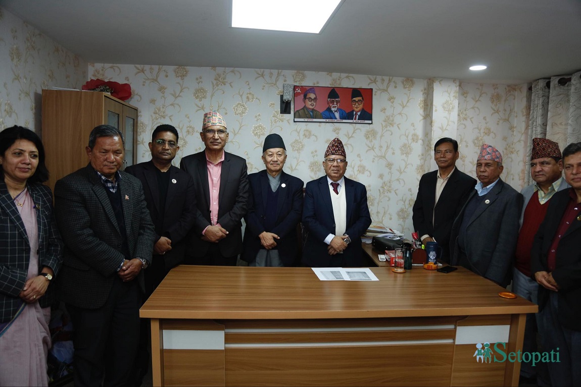 बुद्ध जन्मभूमि लुम्बिनीमा कास्कीको भुर्जुङ खोला क्षेत्रबाट आएका नेपाली पर्यटकहरू विश्व शान्ति स्तुप परिसरमा सामूहिक तस्बिर खिचाउँदै। लुम्बिनी आन्तरिक पर्यटकको रोजाइमा परेको उत्कृष्ठ पावन भूमि हो। तस्बिरः सेतोपाटी ।