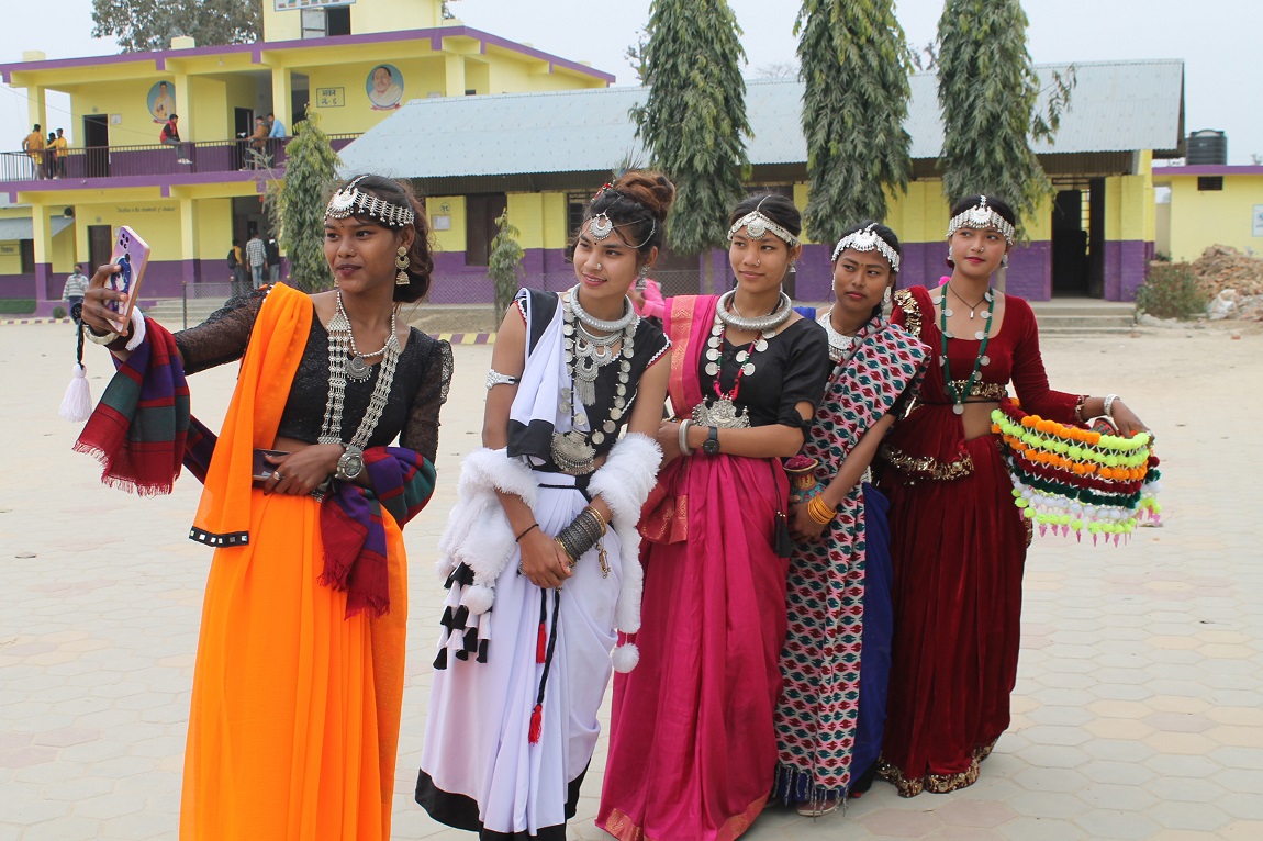 काठमाडौंको बसन्तपुर दरबार परिसरमा बिक्रीका लागि राखिएको सामाग्री अवलोकन गर्दै पर्यटकहरू। तस्बिरः नवीनबाबु गुरूङ/सेतोपाटी
