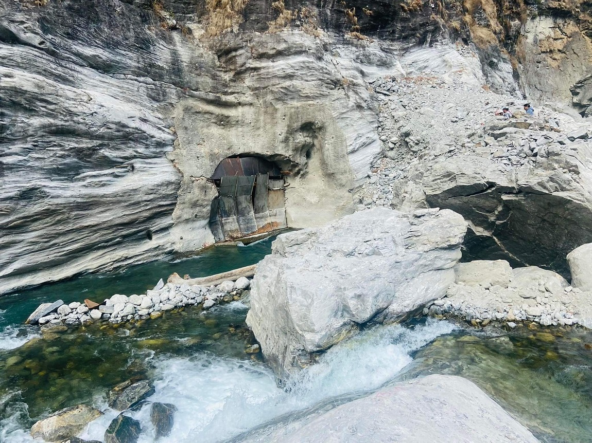 बलात्कार अभियुक्त सन्दीप लामिछानेलाई राष्ट्रिय टिममा समावेश गरेपछि नेपाल क्रिकेट संघ (क्यान) विरूद्ध प्रदर्शन भएको छ।  शनिबार दिउँसो माइतीघर मण्डलमा क्यानले अभियुक्तलाई राष्ट्रिय टिममा समावेश गरेको भन्दै विरोध प्रदर्शन गरेको हो। तस्बिर: नवीनबाबु गुरूङ