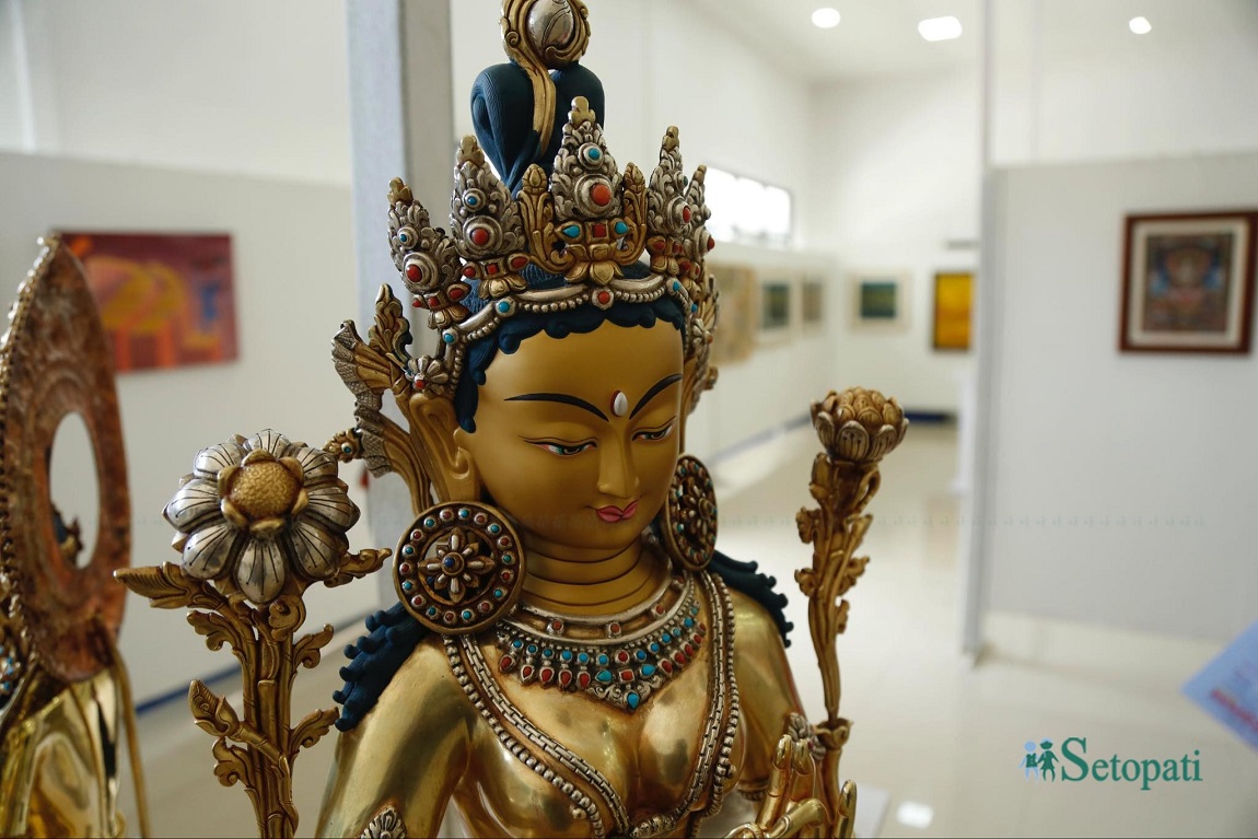 काठमाडौंको बसन्तपुर दरबार परिसरमा बिक्रीका लागि राखिएको सामाग्री अवलोकन गर्दै पर्यटकहरू। तस्बिरः नवीनबाबु गुरूङ/सेतोपाटी