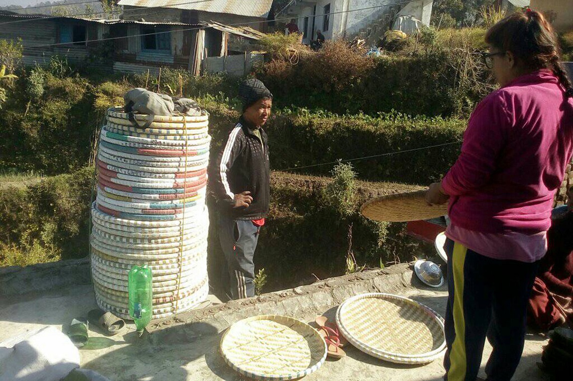 ललितपुरको कुपण्डोलस्थित एक सार्वजनिक पार्कमा रंग लगाउँदै एक कामदार। तस्वीर : नवीनबाबु गुरूङ/ सेतोपाटी
