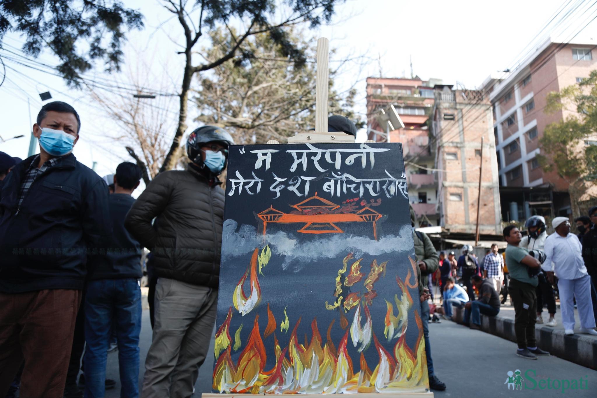नागरिकता नियमावली २०६३ को दफा ११ अनुसार जिल्ला प्रशासन कार्यालय काठमाडौंबाट रवि लामिछानेले पुनः नेपाली नागरिकता लिएर बाहिरिँदै। तस्बिरः नवीनबाबु गुरूङ/सेतोपाटी