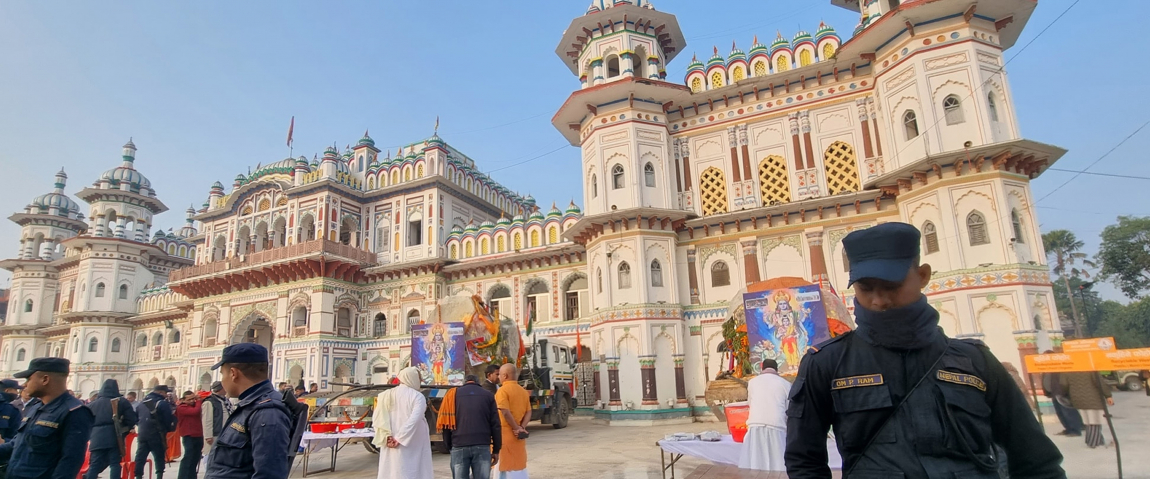 नागरिकता नियमावली २०६३ को दफा ११ अनुसार जिल्ला प्रशासन कार्यालय काठमाडौंबाट रवि लामिछानेले पुनः नेपाली नागरिकता लिएर बाहिरिँदै। तस्बिरः नवीनबाबु गुरूङ/सेतोपाटी