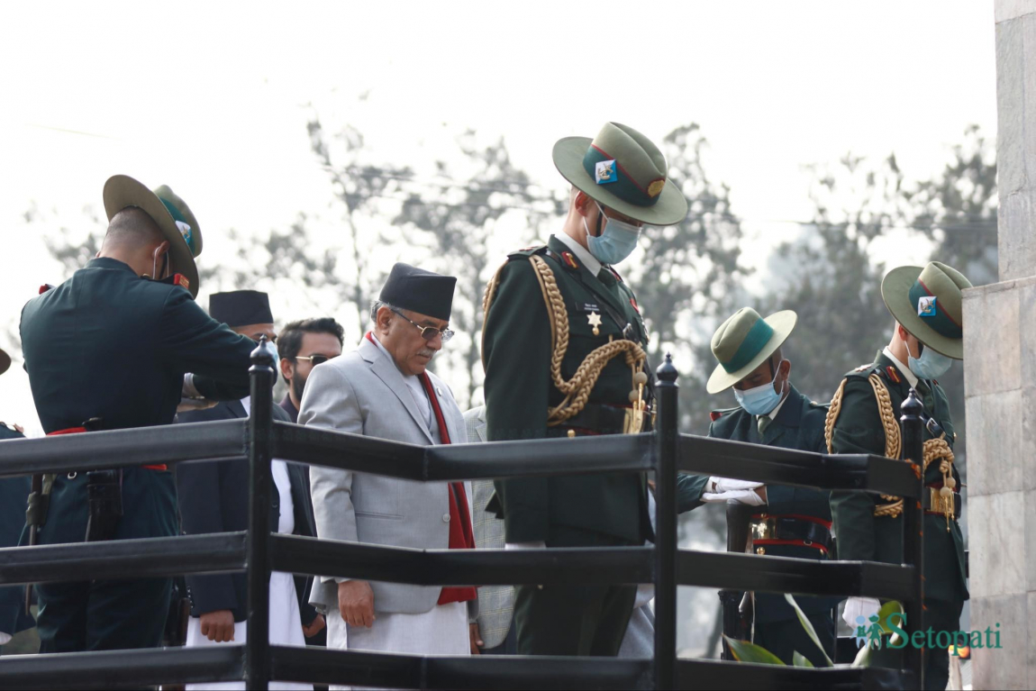 शहीद दिवसको अवसरमा सोमबार लैनचौरस्थित शहीद पार्कमा श्रद्धञ्जली दिँदै प्रधानमन्त्री पुष्पकमल दाहाल ‘प्रचण्ड’ । तस्बिरः नवीनबाबु गुरूङ/सेतोपाटी