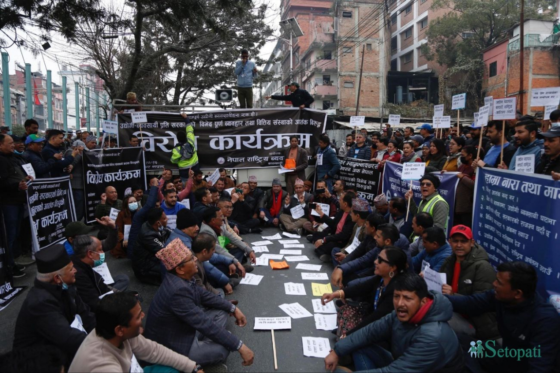 शहीद दिवसको अवसरमा सोमबार लैनचौरस्थित शहीद पार्कमा श्रद्धञ्जली दिँदै प्रधानमन्त्री पुष्पकमल दाहाल ‘प्रचण्ड’ । तस्बिरः नवीनबाबु गुरूङ/सेतोपाटी