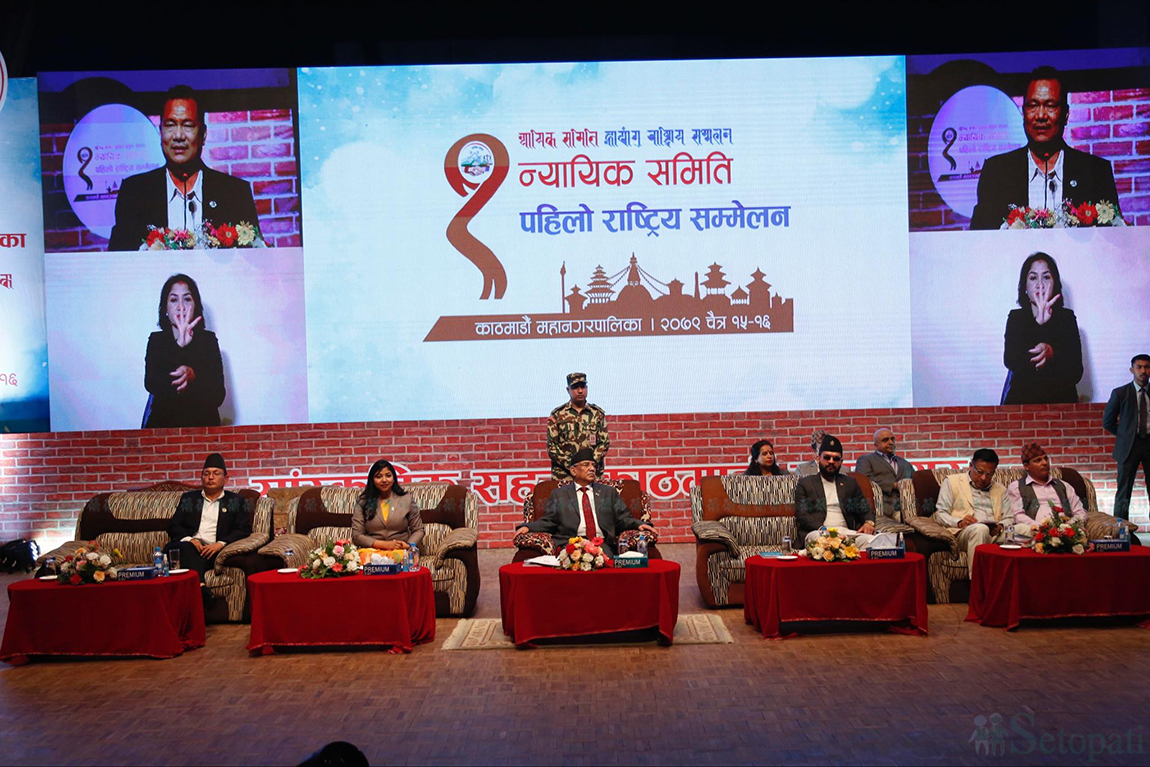 प्रधानमन्त्री निवास बालुवाटारमा बसेको सत्ता गठबन्धनको बैठकको क्रममा भुटेको मकै र मोही खाँदै पूर्वप्रधानमन्त्री एवं नेपाल समाजवादी पार्टीका अध्यक्ष बाबुराम भट्टराई। तस्बिर सौजन्य: बाबुराम भट्टराई