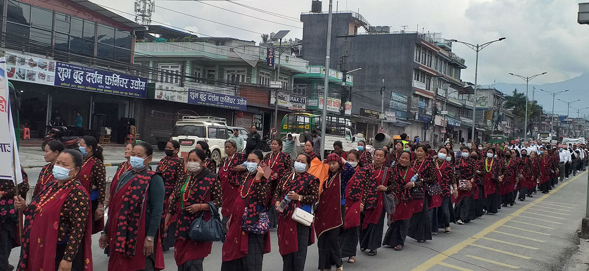 काठमाडौँको बौद्धमा माने घुमाएर कोरा गर्दै एक महिला।   तस्विर : नवीनबाबु गुरुङ/सेतोपाटी