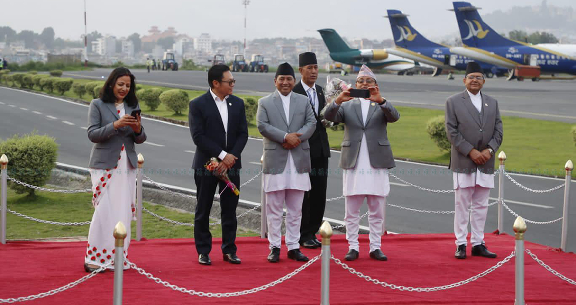 प्रधानमन्त्री पुष्पकमल दाहाल 'प्रचण्ड' को स्वागतमा त्रिभुवन विमानस्थल पुगेका राष्ट्रिय सभा अध्यक्ष गणेश तिमिल्सिनाले फोटो पत्रकारहरूको तस्बिर खिच्दै। तस्बिर: निशा भण्डारी