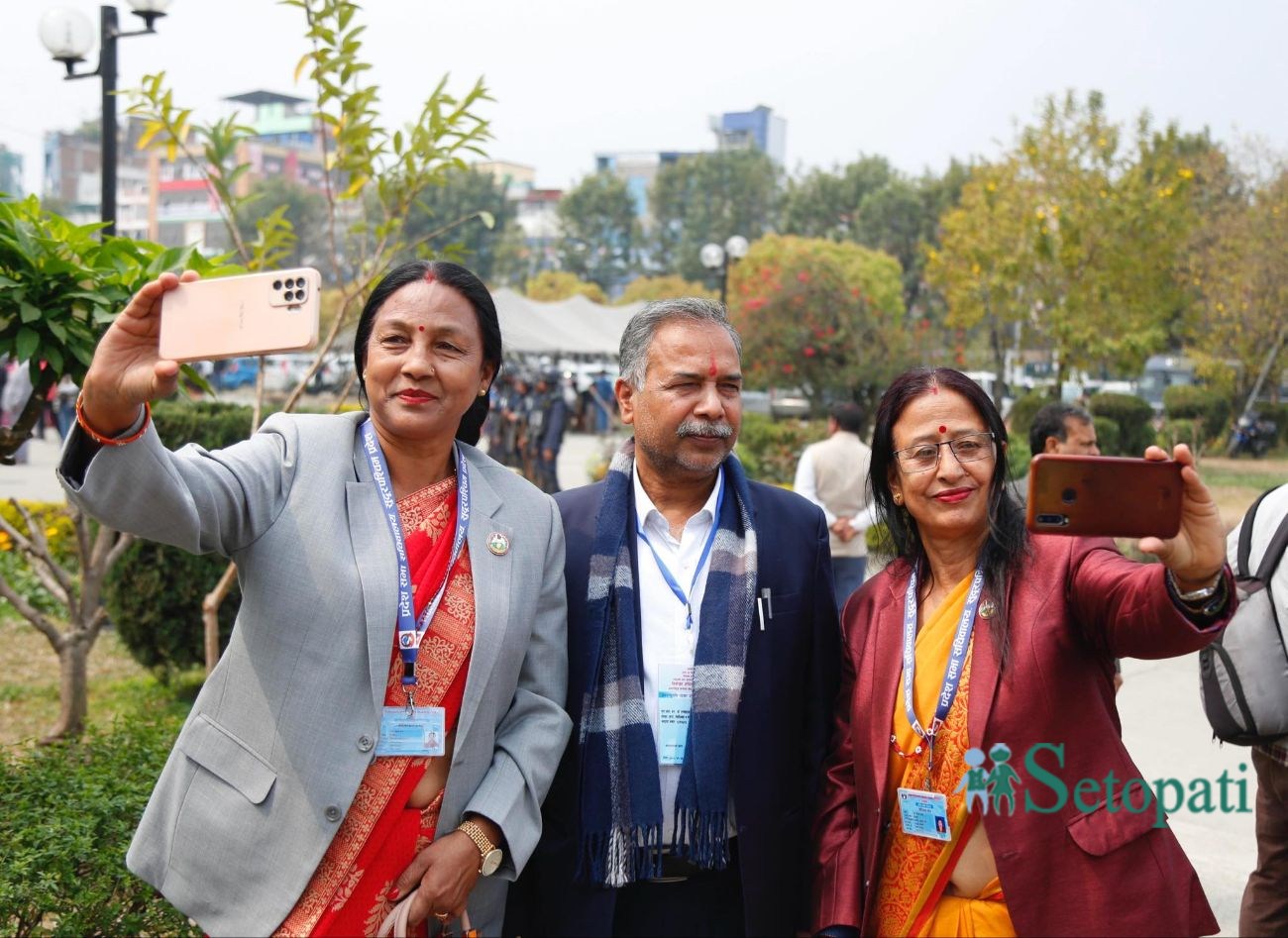 शुक्रबार नयाँ बानेश्वरको संसद भवन बाहिर उपराष्ट्रपतिका उम्मेदवार रामसहाय प्रसाद यादवसँग फोटो खिचाउँदै सांसद। तस्बिर: नवीनबाबु गुरूङ