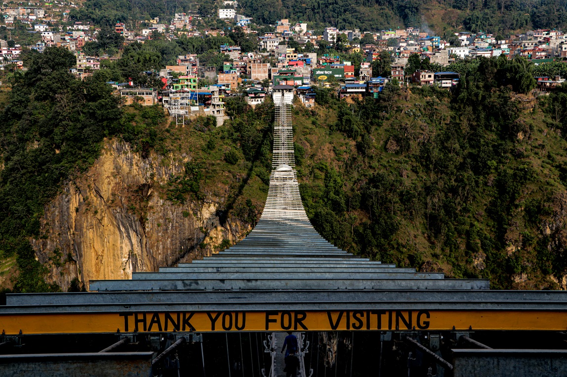 ललितपुरको कुपण्डोलस्थित एक सार्वजनिक पार्कमा रंग लगाउँदै एक कामदार। तस्वीर : नवीनबाबु गुरूङ/ सेतोपाटी