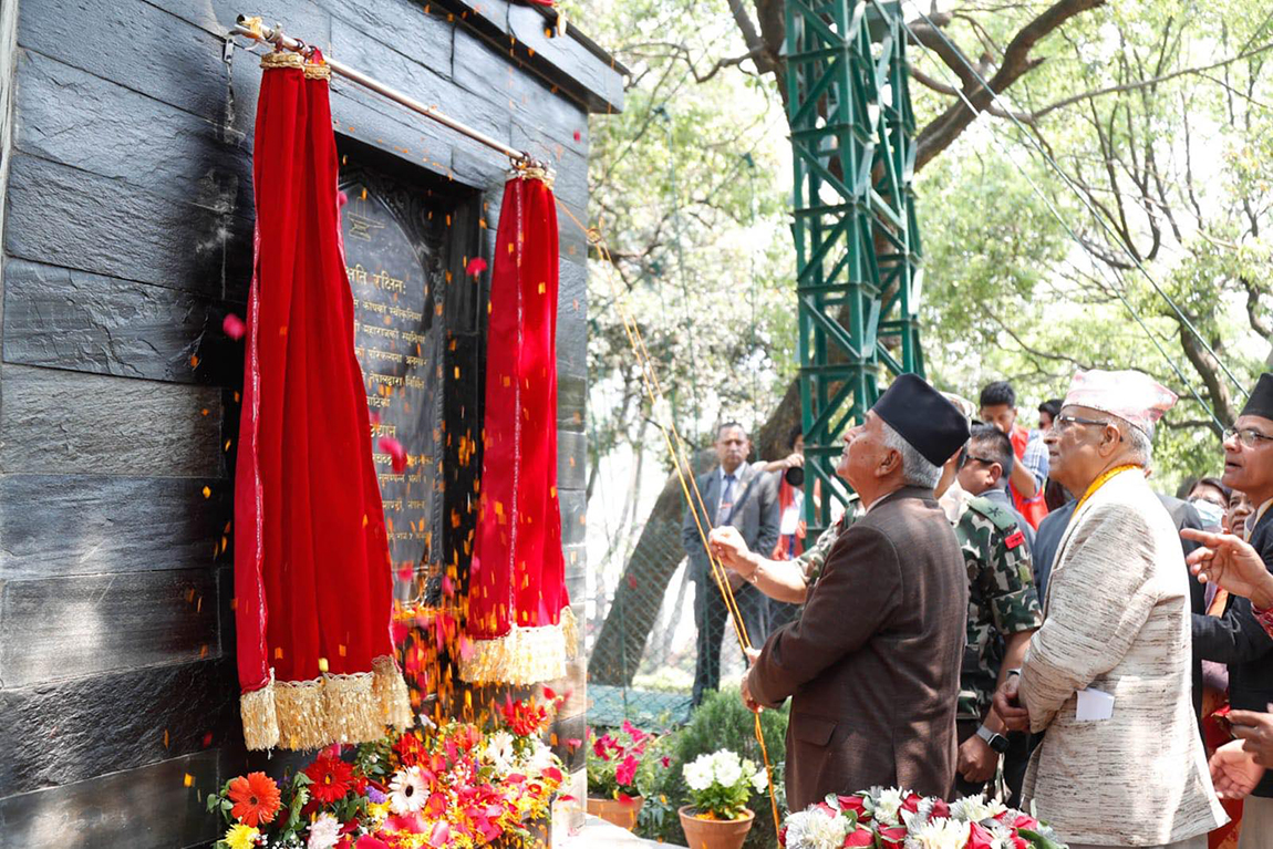पशुपतिनाथ क्षेत्रस्थित वनकालीमा आध्यात्मिक वनकाली उद्यानको उद्घाटन कार्यक्रममा देउताका वेशभूषामा सजिएकाहरू। श्री राधा माधव समिति नेपालले उक्त उद्यान निर्माण गरेको हो।