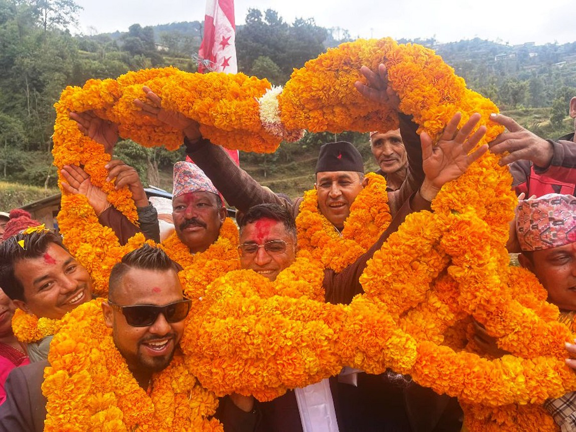 थापाथलीको पुलबाट देखिएको काठमाडौं र ललितपुर छुट्याउने बागमती नदीको दुई किनार। तस्बिरः निशा भण्डारी/सेतोपाटी