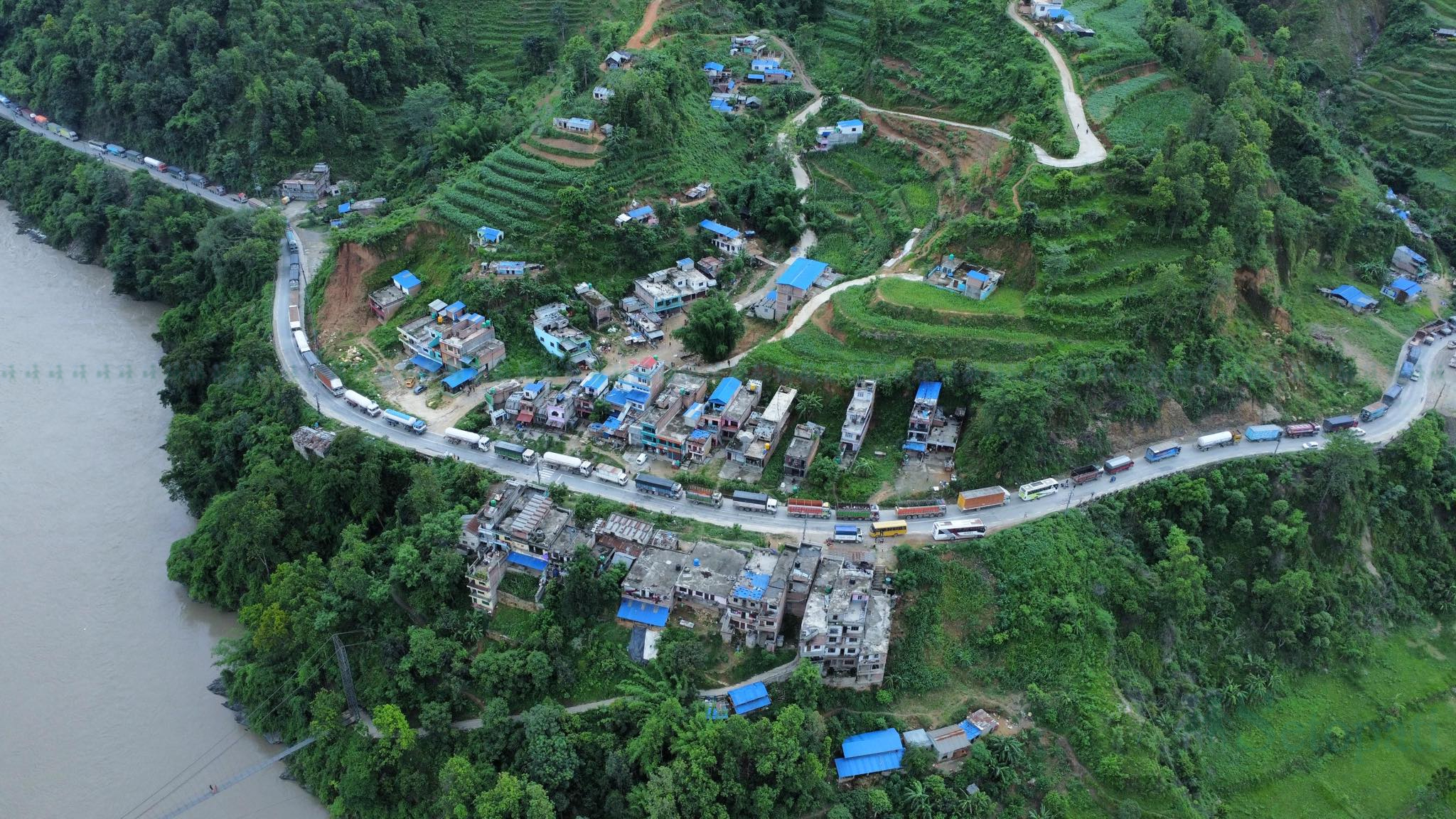 आकाशबाट देखिएको पृथ्वी राजमार्गमा जाम (तस्बिरहरू) :: नवीनबाबु गुरूङ ...