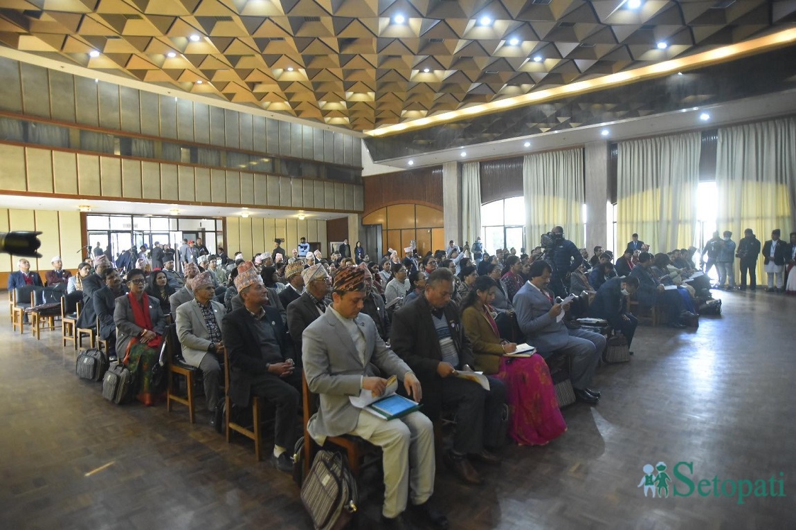 काठमाडौंको बसन्तपुर दरबार परिसरमा बिक्रीका लागि राखिएको सामाग्री अवलोकन गर्दै पर्यटकहरू। तस्बिरः नवीनबाबु गुरूङ/सेतोपाटी