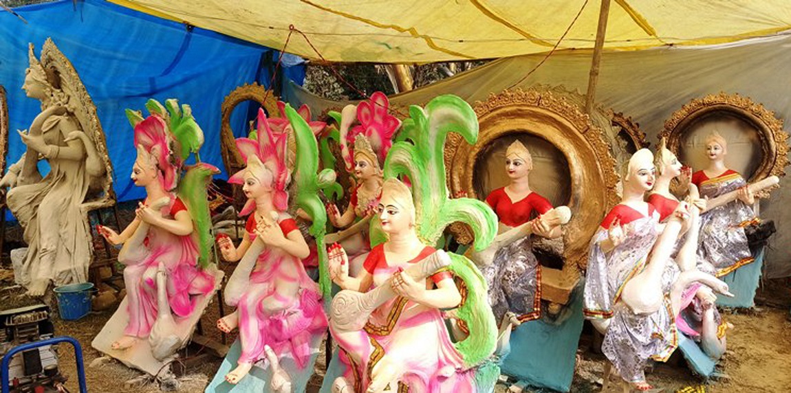 सुनसरीको सदरमुकाम इनरुवा–२ मा बिक्रीका लागि राखिएको माटोबाट निर्मित सरस्वतीको कलात्मक मूर्ति। तस्बिर: अजितकुमार झा/रासस