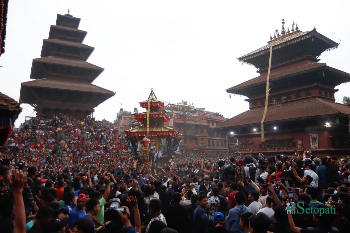 काठमाडौं महानगरपालिका–२५ स्थित ऐतिहासिक बौद्धस्थल श्री घः स्तुपा अवलोकन गर्दै विदेशी पर्यटक। कोरोनाको कमीसँगै विदेशी पर्यटकहरूको चहलपहल बढेको छ। तस्वीर: रत्न श्रेष्ठ, रासस