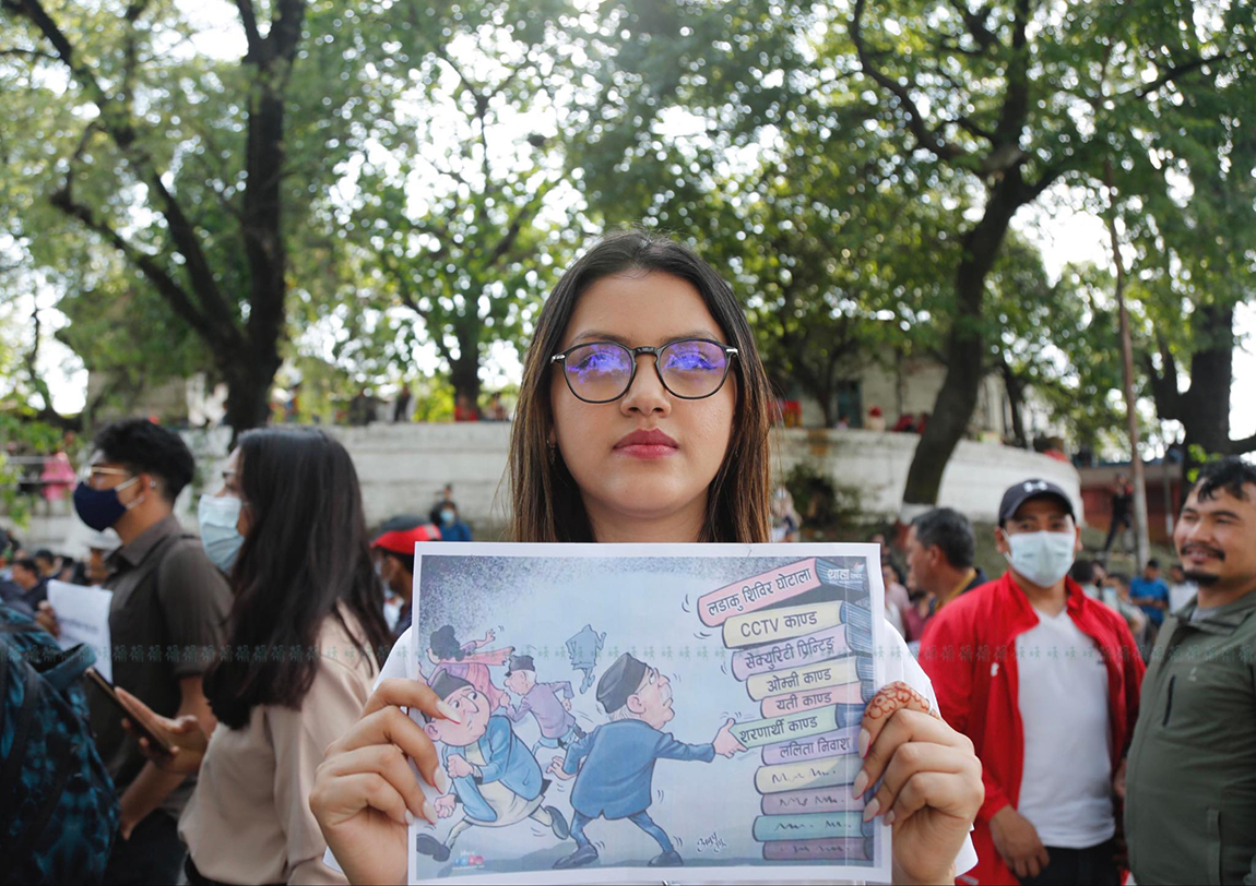 ताप्लेजुङको फुङ्लिङ नगरपालिका-११, बैशाखेखर्कस्थित भेंडा गोठमा भेंडाको दूधलाई दही जमाएर मही पार्दै किसान। तस्बिरः दिलकुमार लिम्बू/रासस