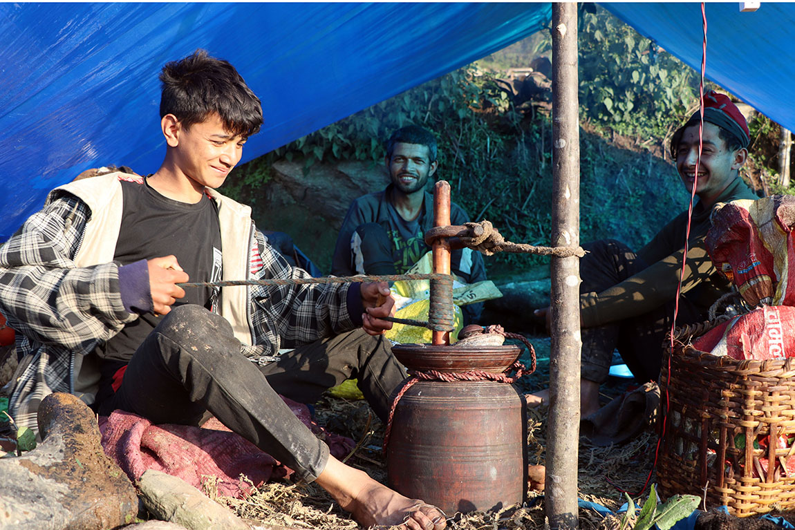 ताप्लेजुङको फुङ्लिङ नगरपालिका-११, बैशाखेखर्कस्थित भेंडा गोठमा भेंडाको दूधलाई दही जमाएर मही पार्दै किसान। तस्बिरः दिलकुमार लिम्बू/रासस