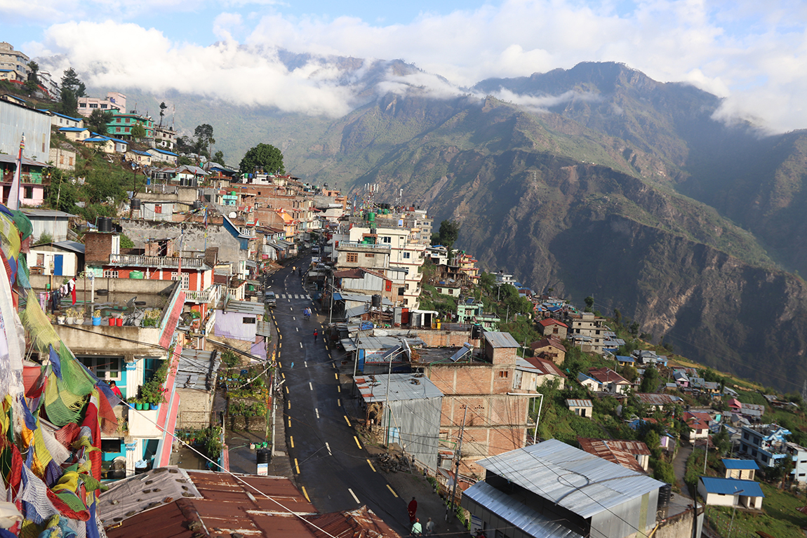 काठमाडौंको भृकुटीमण्डपमा जारी छैटौं चेम्बर एक्स्पो अवलोकन गर्दै। तस्बिर: नवीनबाबु गुरूङ