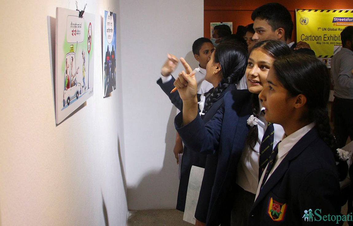 बुधबार नेपाल आर्ट काउन्सिल  परिषद्‍मा सडक सुरक्षासम्बन्धी कार्टुन प्रदर्शनीमा सहभागी विद्यार्थी। तस्बिर: नवीनबाबु गुरूङ