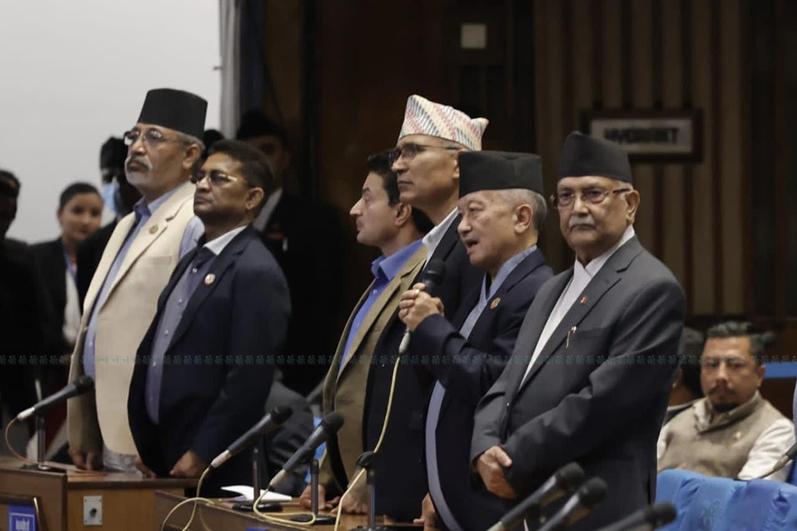 घोराही उपमहानगरपालिका-७ सिसनियाँबाट घोराही बजारमा कुचो बिक्री गर्न आएकी स्थानीय महिला। तस्बिर: कुलदीप न्यौपाने/रासस