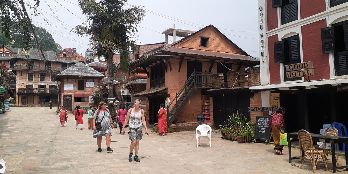 काठमाडौंका सडकमा हप्तौंदेखि फोहोर नउठ्दा राजधानी फेरि दुर्गन्धित हुन थालेको छ । तस्बिरः नबिनबाबु गुरूङ/सेतोपाटी