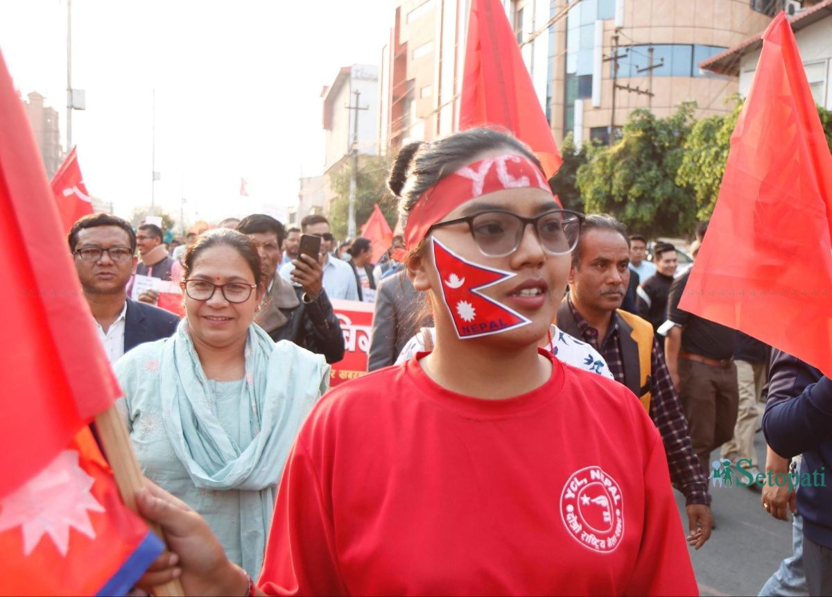 नेपाल कम्युनिष्ट पार्टी (माओवादी केन्द्र) सम्वद्ध जनवर्गीय संगठनहरूले शुक्रबार साँझ काठमाडौंमा प्रदर्शन गरेका छन्। नक्कली भुटानी शरणार्थीसहित विभिन्न भ्रष्टाचार काण्डमा मुछिएका सबै दोषीहरूलाई कारबाही गर्न माग गर्दै प्रदर्शन गरेका हुन्। तस्बिर: नवीनबाबु गुरूङ