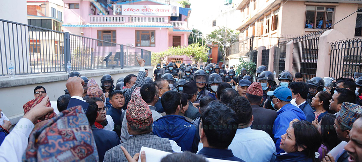 नेकपा एमाले निकट र नेकपा एकीकृत समाजवादी निकटले पेशागत महासंघको भवन दाबी गरेपछि विवाद भएको छ। दुई पक्षबीच विवाद बढ्ने देखिएपछि भवन परिसरमा सुरक्षाकर्मी परिचालन गरिएको छ। तस्बिर: नवीनबाबु गुरूङ/सेतोपाटी