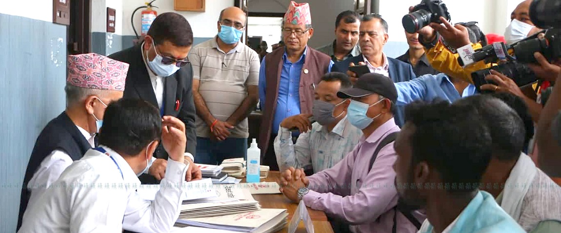 पूर्वप्रधानमन्त्री बाबुराम भट्टराईसहित नेपाल समाजवादी पार्टीका नेताहरू माओवादीको चिन्हमा चुनाव लड्ने सहमतिपछि तस्बिर खिच्दै दुवै दलका शीर्ष नेताहरू। तस्बिर सौजन्य: रमेश मल्ल/ प्रचण्डको सचिवालय