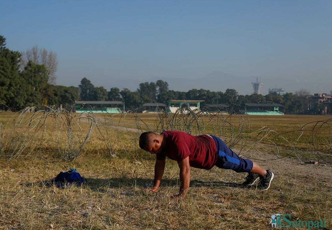 शनिबार काठमाडौंको टुँडिखेलमा शारीरिक व्यायाम गर्दै एक व्यक्ति। तस्बिर : नवीनबाबु गुरूङ/सेतोपाटी
