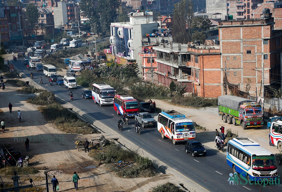 काठमाडौंको बसन्तपुरमा आइतबार हुने निर्वाचनको लागि मतदान केन्द्र बनाइँदै। तस्बिर: नवीनबाबु गुरूङ/सेतोपाटी